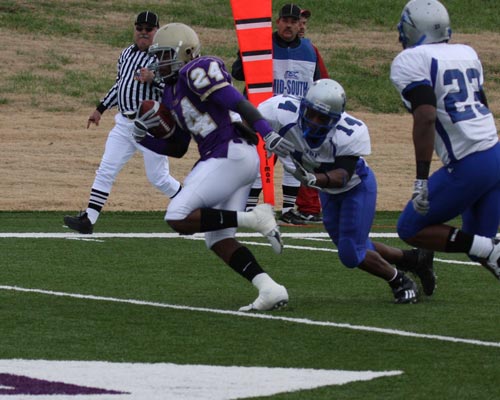 Bethel's Antonio Brown, Sr. finds the endzone on a 17-yard touchdown run. (Photo: Jimmy Gilliam)